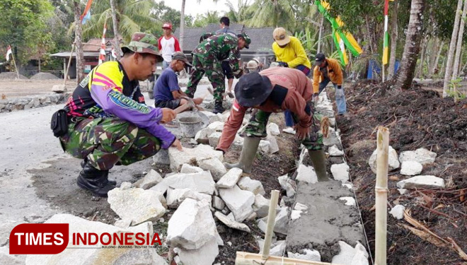 TNI membangun talud untuk mencegah longsor di lokasi TMMD Kodim Sleman.  (Foto: AJP/TIMES Indonesia)